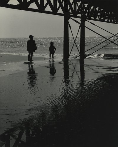 To børn leger på stranden. af Godfrey Macdominic
