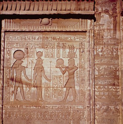 Relief, der forestiller en farao, der ofrer til Hathor og Horus, fra det romerske fødselshus, eller Mammisi, i Dendera, ca. 125 f.Kr. - 60 e.Kr. af Greco Roman