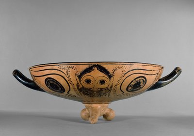 Attisk kop med sortfigurer dekoreret med en Gorgon-hovedet tondo omgivet af seks liggende mænd, der deltager i et symposium, i stil med Andocides-maleren, ca. 500 f.Kr. (keramik) (se også 100563 og 419877) af Greek