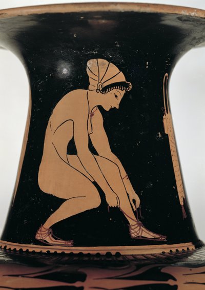 Krøjende kvinde, der binder sin sandal, detalje fra halsen på en attisk rød-figur amfora, lavet af Pamphaios og malet af Oltos, ca. 510-500 f.Kr. (keramik) (se også 92571) af Greek