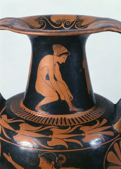 Krøjende kvinde, der binder sin sandal, detalje fra halsen på en attisk rød-figur amfora, lavet af Pamphaios og malet af Oltos, ca. 510-500 f.Kr. (keramik) af Greek