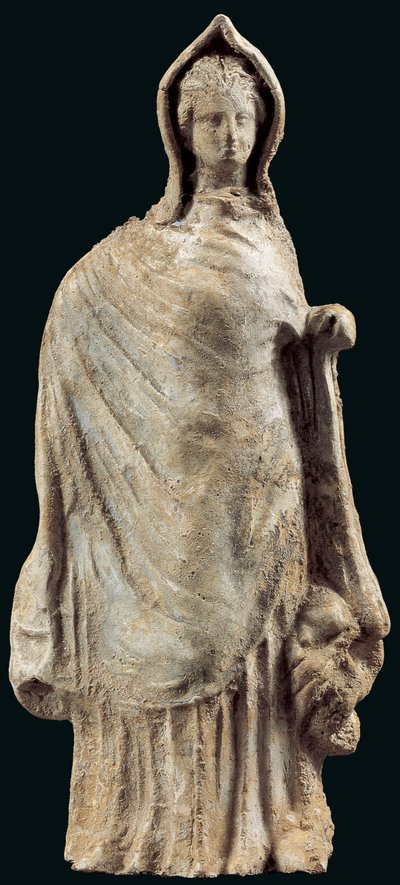 Figur af en kvinde iført en chiton og en himation, der dækker hendes hoved, muligvis fra Myrina, Lilleasien, 250-200 f.Kr. (ler) af Greek