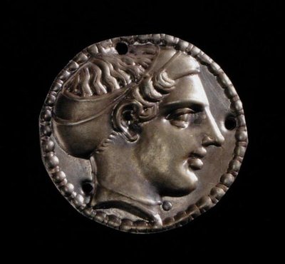 Hundehoved i guldapplikation iført sakos, fra Kerch, 5. århundrede (guld) af Greek