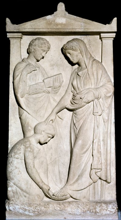 Græsk kunst: "" En stuepige hjælper sin elskerinde med at fjerne sin sandal"" Marmorreliefstrømper fra det 4. århundrede f.Kr. Athen, det nationale arkæologiske museum af Greek