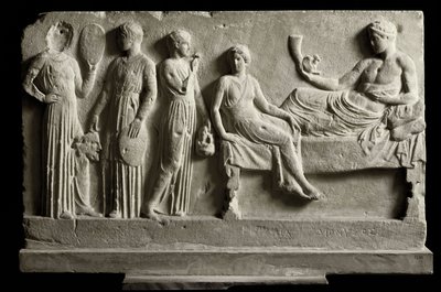 Græsk kunst: lavt votiv marmorrelief dedikeret til Dionysos Bacchus af komikere, Det repræsenterer "The Bacchantes"" af Euripides - 410 f.Kr. - Athen, nationalt arkæologisk museum - Bacchae (fra Euripides