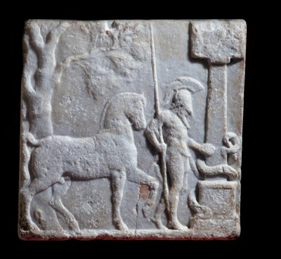 Græsk kunst: marmorstele dekoreret af en rytter med sin hest, slutning 2. - begyndelsen af 1. århundrede f.Kr., Dim 52x52x9 cm Mantua - Palazzo Ducale, Coll statuaria, inv n 6669 - Græsk kunst: marmorstele med relief, der repræsenterer en rytter og en hest af Greek