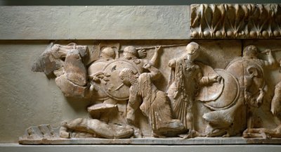 Græsk, ionisk kunst: nordlige frise fra Tresor of Siphnos: scene for gigantomachia, Apollo og Artemis, der kæmper mod en kæmpe. 525 f.Kr. Delphi, arkæologisk museum af Greek