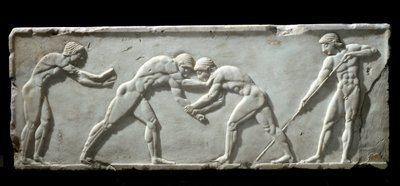 Græsk kunst: base af kouros, der repræsenterer wrestlere under en kamp. Marmorreliefstrømper, 510-500 f.Kr. - Athen, arkæologisk museum - Fighting wrestlers - Marmorbasreliefudskæring af en kouros-skulptur, 510-500 f.Kr. - Nationalt arkæologisk museum, Ath af Greek