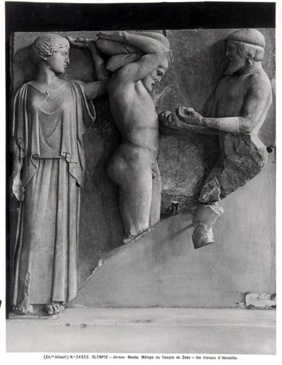 Metope X fra Zeus-templet skildrer Herkules, der modtager Hesperidernes gyldne æbler fra Atlas hånd, mens Minerva hviler en pude på sit hoved (marmor) (s/h foto) af Greek