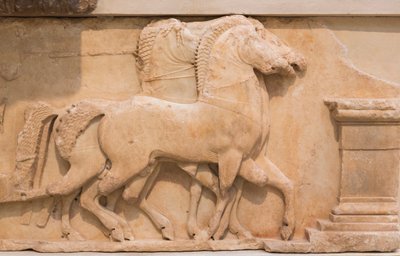 Fire heste (quadriga), der trækker en vogn fra den sydlige frise af Siphnians Treasury, bygget ca. 530-480 f.Kr. (marmor) af Greek
