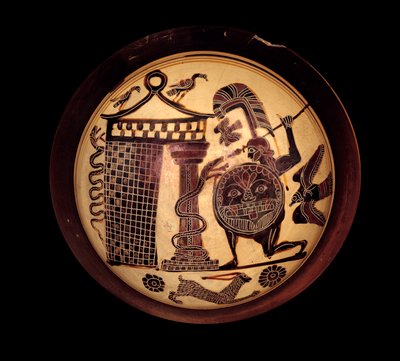 Græsk kunst: Lakonisk kop med sorte figurer, der repræsenterer Cadmos, der kæmper mod dragen fra Theben eller Apollon og slangen Python. Maleri af rytternes maler (6. århundrede f.Kr.) 550-540 f.Kr. af Greek School