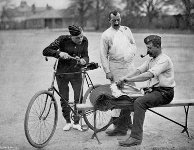 En tropper fra 2. Livgarde, der pudser op til parade, 1896 af Gregory and Co