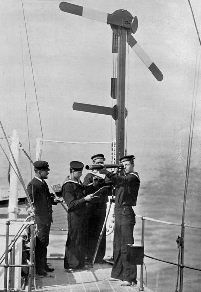 Signalering ved semafor ombord på HMS Camperdown, 1895 af Gregory and Co