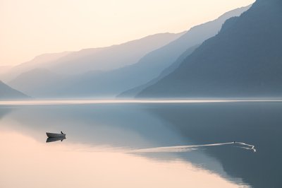 Misty Mountain Lake af Gustav Davidsson