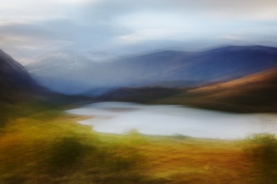 Misty Mountain Lake af Gustav Davidsson