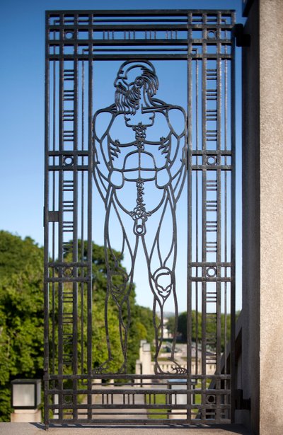 Indgangsport til skulpturparken (jern) af Gustav Vigeland