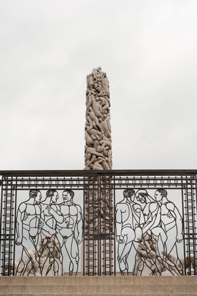Smedejernsporte "Nøgne mænd" og "People Monolith" lavet af granit i Frogner Park, Oslo, Norge (foto) af Gustav Vigeland