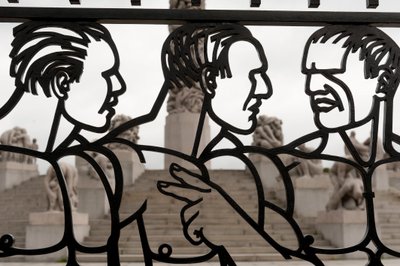 Smedejernsporte af nøgne mænds skulptur i Frogner Park, Oslo, Norge (jern) af Gustav Vigeland