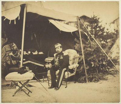 Officerer siddende ved et telt, Camp de Châlons, 1857. af Gustave Le Gray