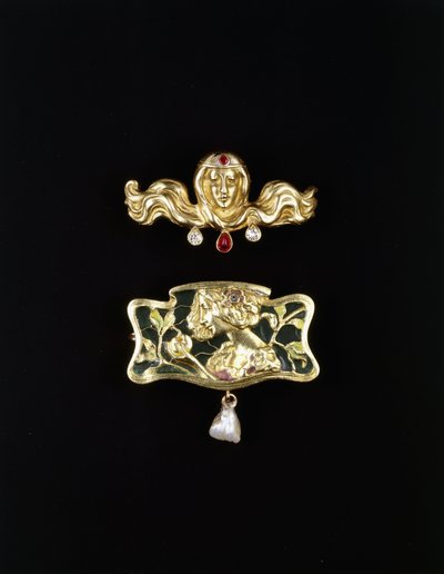 En jugendstil-broche af Gustave-Roger Sandoz og en jugendstil-brocheformet metalsæt med plique en jour og en perledråbe, guldfarvet broche og ædelsten, ca. 1900 (guldfarvede brocher, ædelsten) af Gustave Roger Sandoz