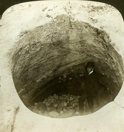 En gigantisk kedel gletsjer hullet, Norge. af H. C. White