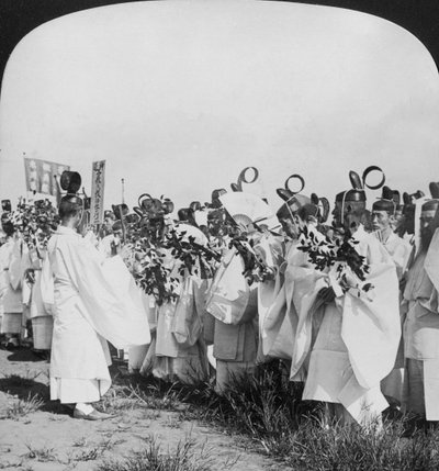 Shinto-præster i et begravelsesoptog for Hitachi Maru-ofre, Tokyo, Japan, 1905 af H. C. White