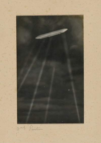 [Nedskydningen af et tysk luftskib over London]. af H. Scott Orr