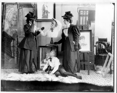 Multieksponering af Hannah Hatherly Maynard og hendes barnebarn Maynard McDonald, ca. 1893 (bw foto) af Hannah Maynard