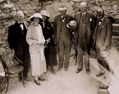 Howard Carter (1873-1939) og en gruppe europæere, der står ved siden af udgravningerne af Tutankhamons grav, Kongernes Dal (gelatinesølvtryk) af Harry Burton