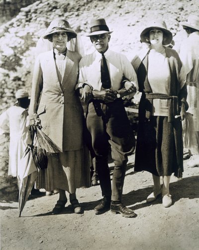 L til R: Lady Somerleyton, oberst Watson Pasha og hon. Lady Alexander ved Tutankhamons grav, Kongernes Dal af Harry Burton