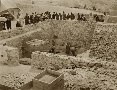 Lord Carnarvon (1866-1923) Lady Evelyn Herbert og Howard Carter (1873-1939) ved Tutankhamons grav, Kongernes Dal (gelatine sølvtryk) af Harry Burton