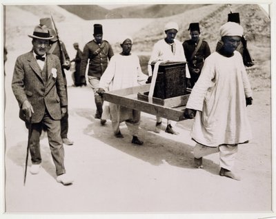 Fjernelse af den forgyldte helligdom fra Tutankhamons grav, Kongernes Dal (gelatine sølvtryk) af Harry Burton