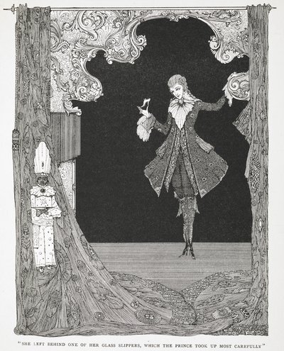 "Hun efterlod sig en af sine glastøfler, som Prinsen tog mest omhyggeligt op." Illustration til historien, Askepot eller Den Lille Glastøffel. af Harry Clarke