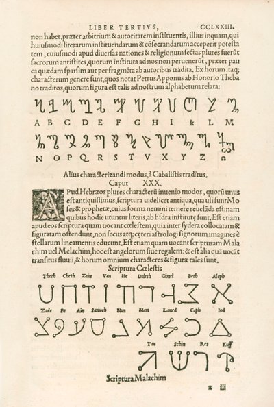Thebansk alfabet (honorisk alfabet eller Honorius runer) og himmelalfabet (Scriptura Malachim eller engleskrift) Indgravering fra Heinrich Cornelius Agrippa von Nettesheim (1486-1535) De occul af Heinrich Cornelius Agrippa von Nettesheim