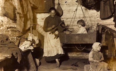 Første Verdenskrig: Ukraine i årene 1914-1916 under invasionen af den tyske hær. Familie inde i et hus af Heldenfriedhof Dsessentniki attr. to Heldenfriedhof Dsessentniki attr. to