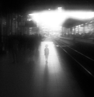 Barn i stationslyset af Hengki Lee