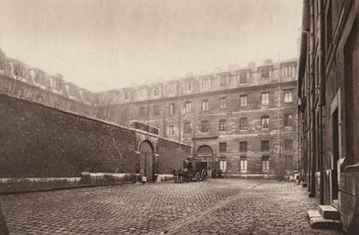 Paris: Cour interieure de St-Lazare, la prison des femmes; Indre domstol i "St-Lazare", kvindefængsel (s/h-foto) af Henri Manuel