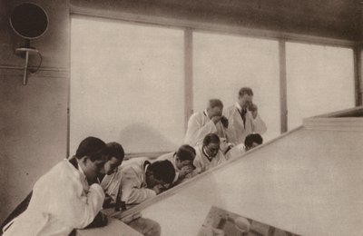 Paris: Pendant une operation, dans un hopital moderne; Operation set fra oven på et hospital (s/h-foto) af Henri Manuel