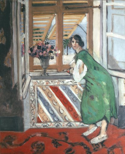 Interiør i Nice: Ung kvinde i grøn kjole læner sig op ad vinduet af Henri Matisse