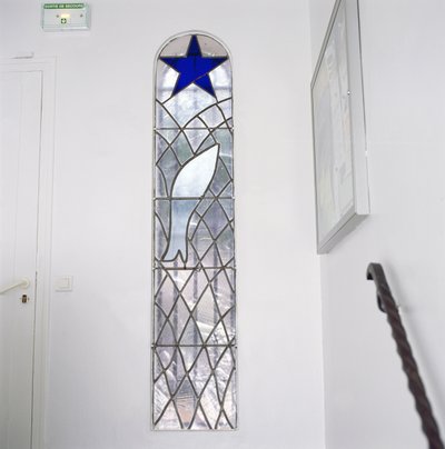 Glasmosaikvindue med en fisk fanget i et net under Frelsens Stjerne, fra trappen, der fører til Rosenkransens Kapel. af Henri Matisse