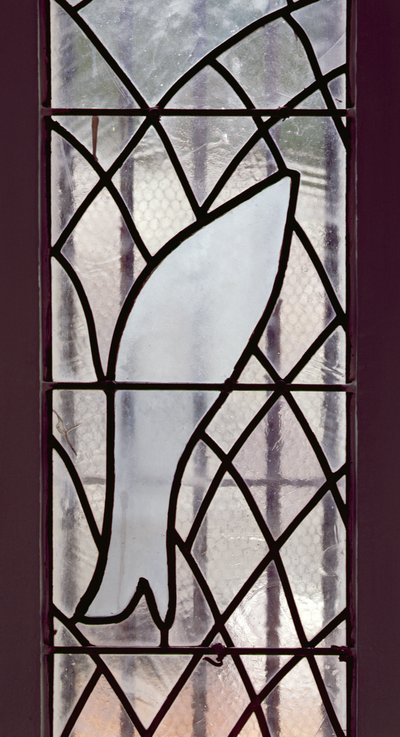 Glasmosaikvindue med en fisk fanget i et net under Frelsens Stjerne, fra trappen, der fører til Rosenkransens Kapel. af Henri Matisse