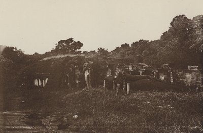 Ceylons ruinerede byer: Klippetemplet ved Polonnaruwa (s/h-billede) af Henry W. Cave