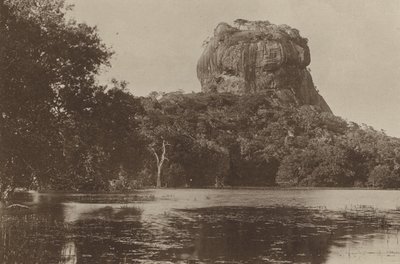 Ceylons ruinerede byer: Sigiri (s/h foto) af Henry W. Cave