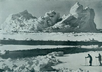 A Berg Breaking Up in the Pack, c19101913, 1913 af Herbert Ponting