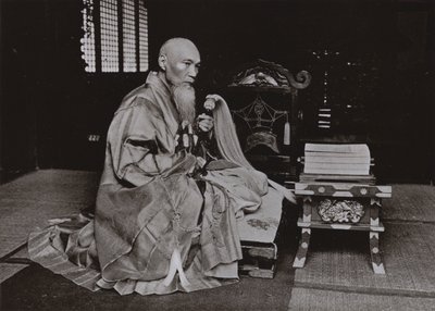 En buddhistisk abbed (s/h-billede) af Herbert Ponting