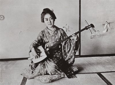 En Geisha, der spiller Samisen (s/h foto) af Herbert Ponting