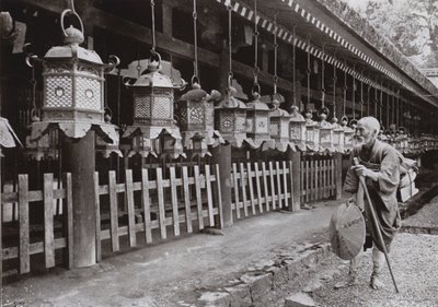 En pilgrim ved Kasuga-templet, Nara (s/h-billede) af Herbert Ponting