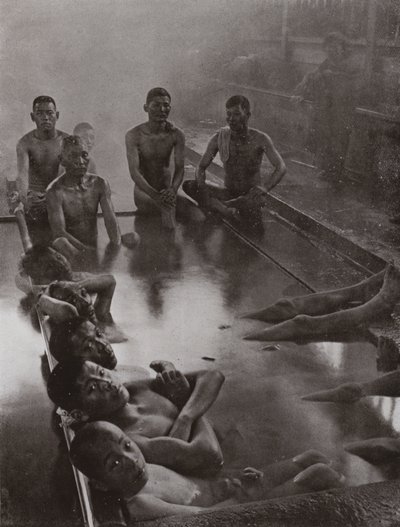 Et offentligt bad i Kanawa (s/h foto) af Herbert Ponting