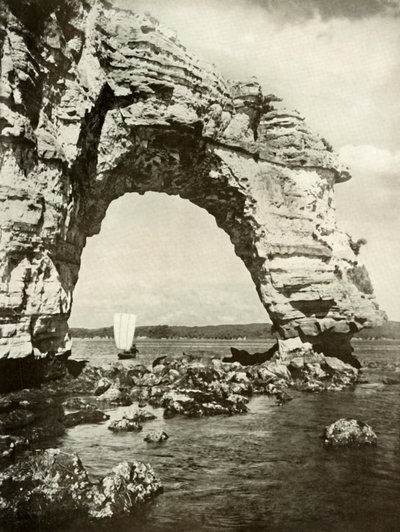 En havbåret bue ved Matsushima, 1910. af Herbert Ponting
