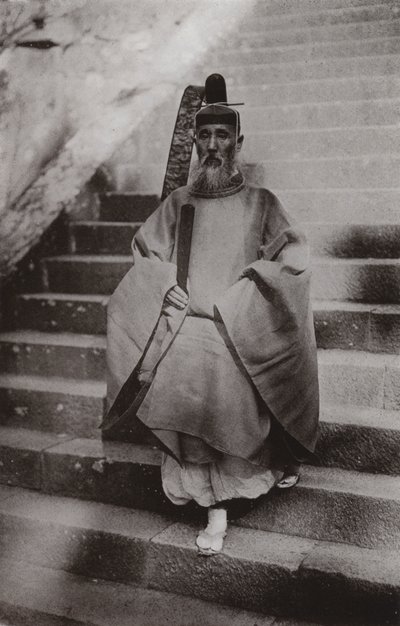 En Shinto-præst (s/h-billede) af Herbert Ponting